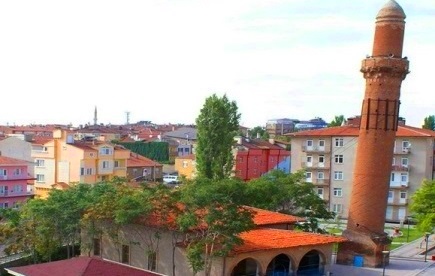 eğri minareli camii